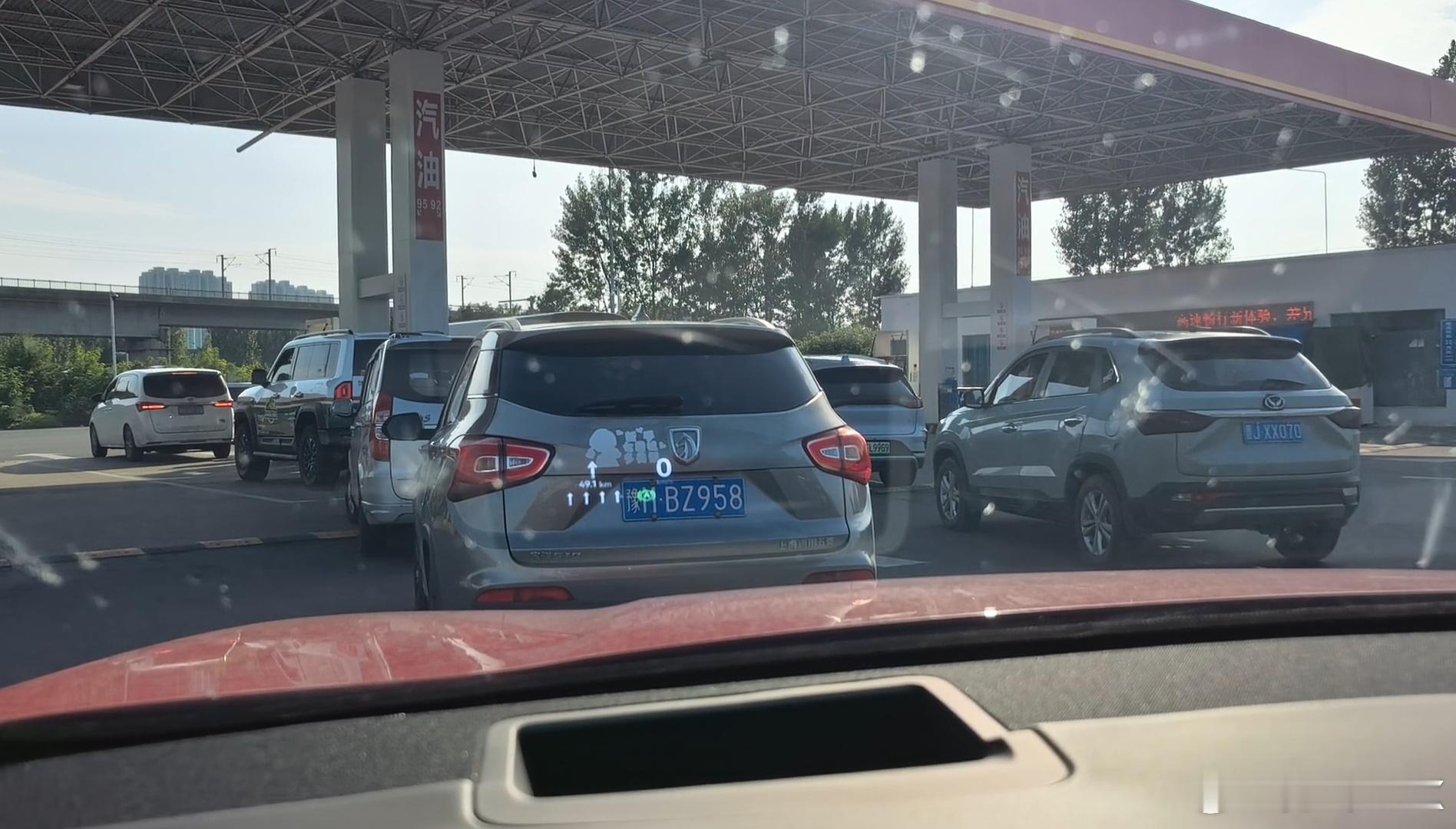 节假日啥车也不好使加油排队，充电也排队 ​​​