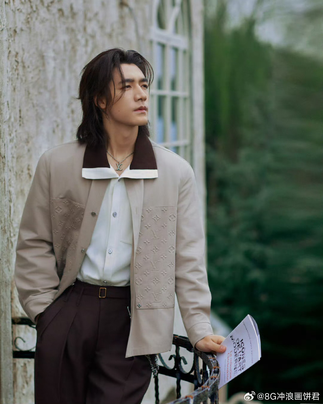 此沙带玫瑰的小王子演绎旧报纸堆里的王子，带着他的玫瑰途经人间。清冷氛围里，藏着跨