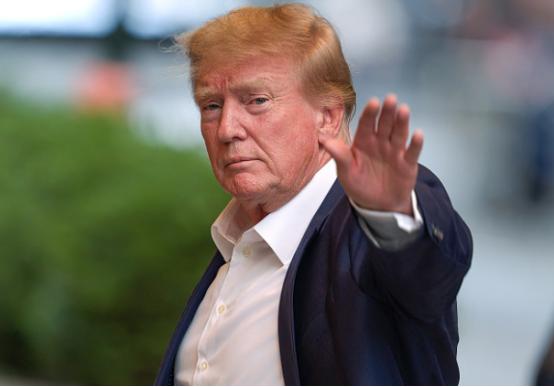 好不容易重新坐上美国总统的位置，本以为能稳住局面，没想到最新出炉的民意调查直接给