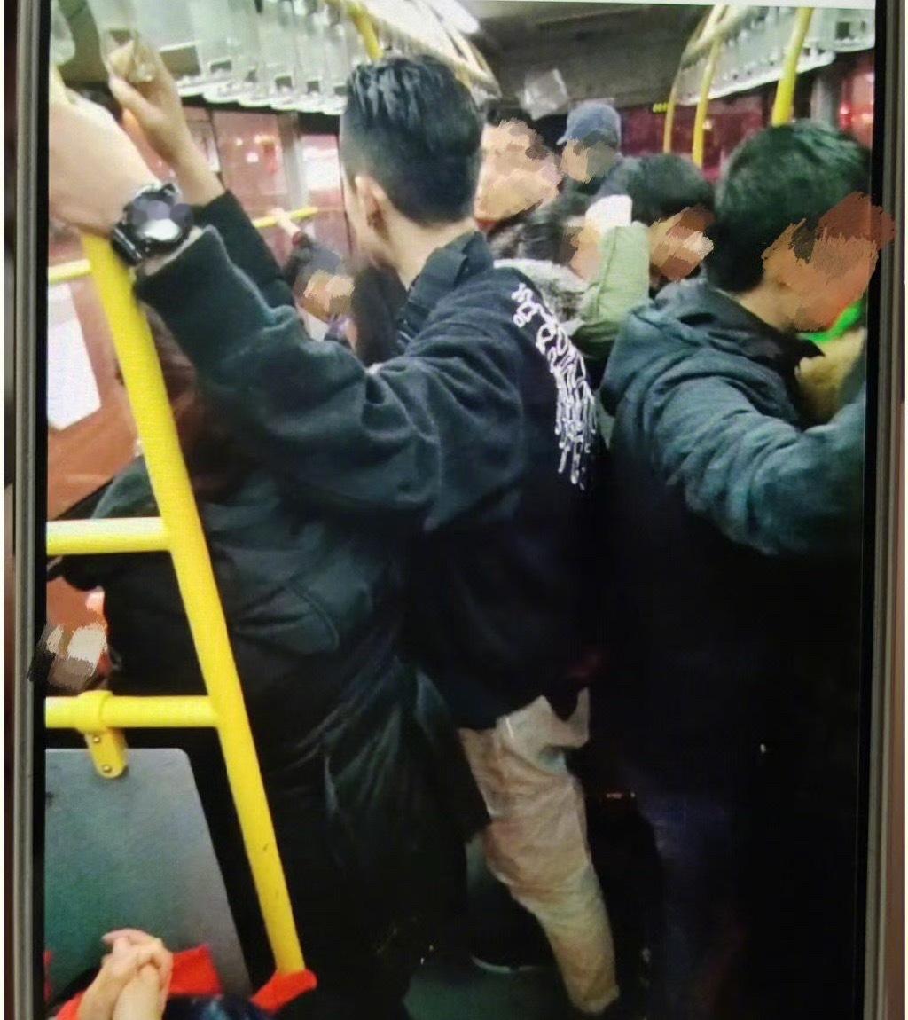 想在22年被考古的时候有网友发的偶遇，公交车上人很多时会把妈妈护在怀里王鹤棣