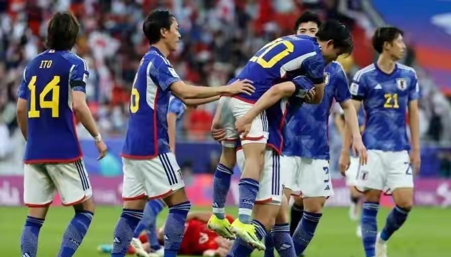 今天是夏至，中午12点，世界杯上日本队将对阵非洲强队突尼斯队。在一年中白昼最长的