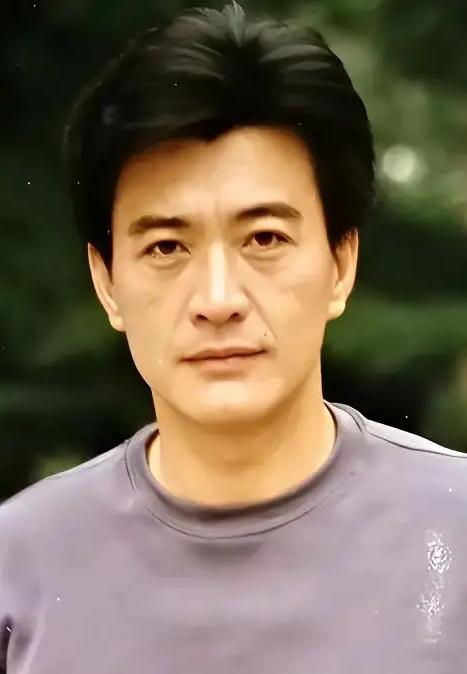 大家发现没有，这两张脸都是被评为100分的两脸，他们都有什么共同的地方。周里京和