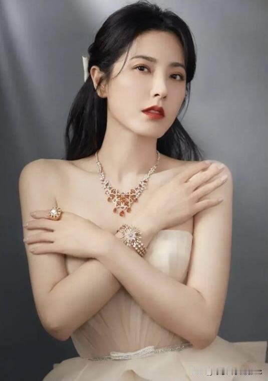 之前竟然有人说她长相一般般，我都想不明白，她明明是中戏有史以来最美的一个校花，我