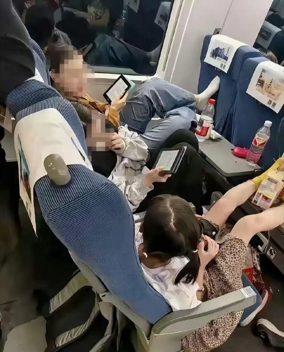 高铁上看到的一幕……这么低素质的人，居然在看书？怎么感觉这反差有点大！ 