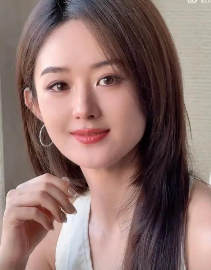 赵丽颖的美貌从不让人失望！今日的焦糖栗子妆太衬她，暖调妆容勾勒出温柔气质，随便一