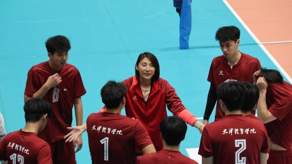 好久没见的李娟，带领天津体育学院男排，在2025-2026中国大学生排球联赛（高