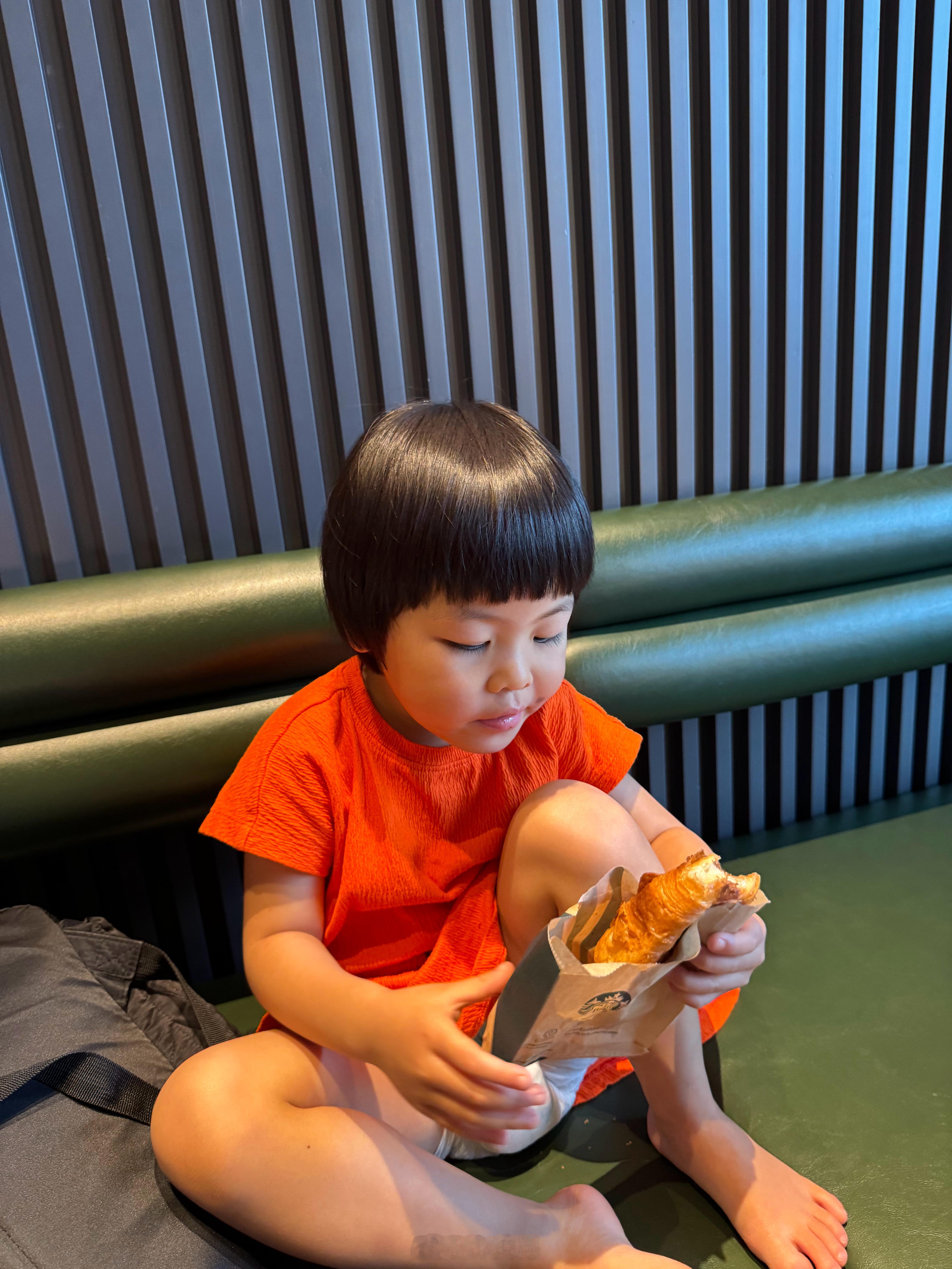 下午旅蛙带球宝出去了我点开照片一看真是一口气差点没上来又是这条裙子我给孩子买那么