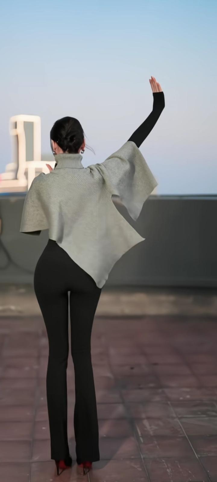 试对；

潮起潮落潮有序
水涌水退水无痕

******

网图侵删