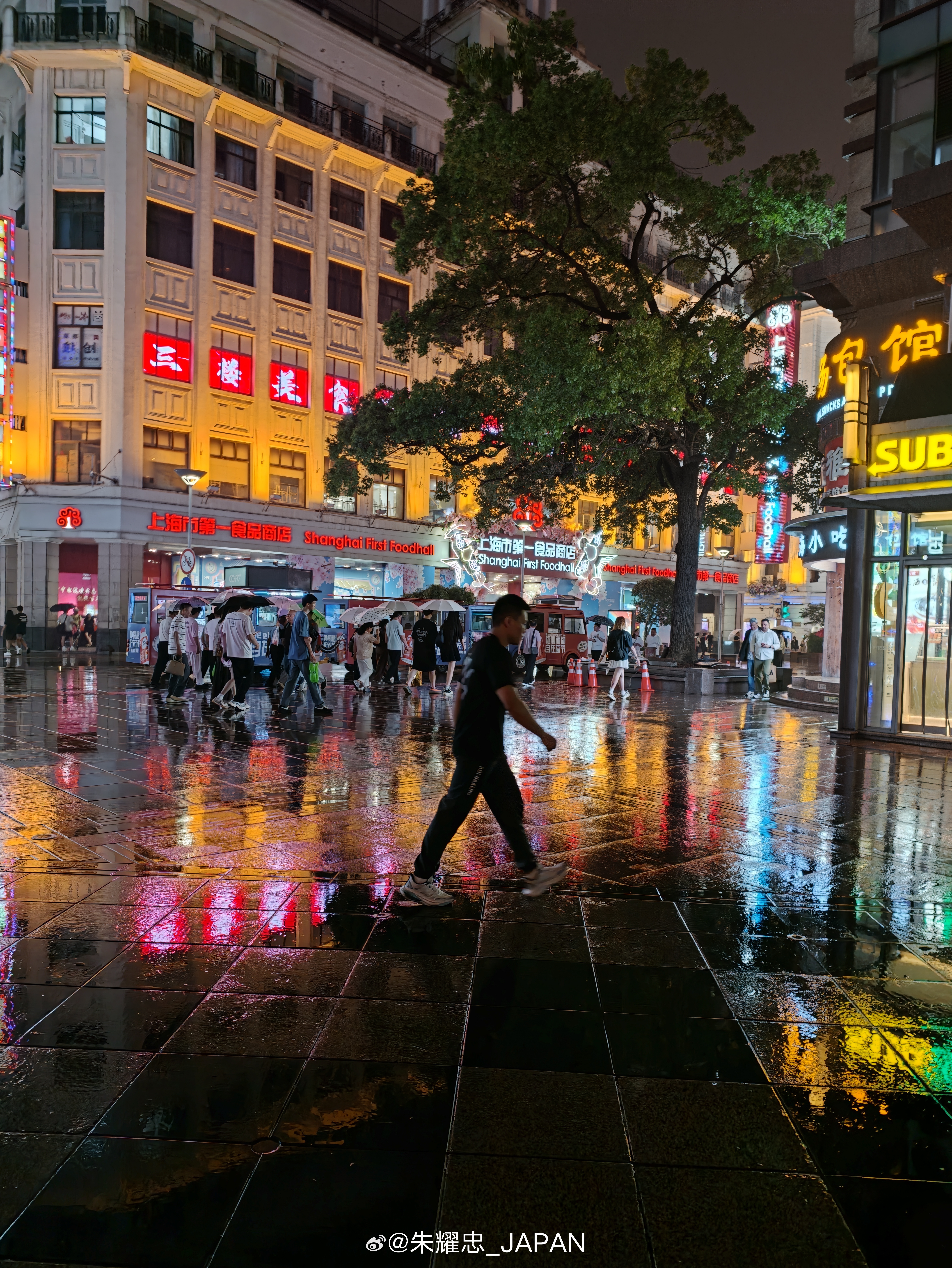 上海南京东路及周围有雨的晚上随手拍 上海