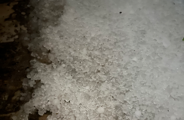 北京丰台突降冰雹，“个头不大，数量巨多”
