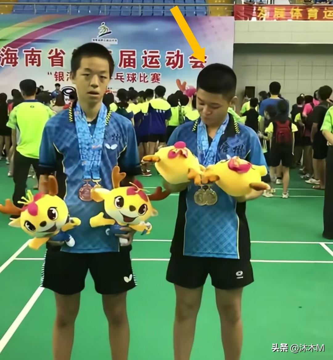原来林诗栋小时候就喜欢研究吉祥物啊，有粉丝找出十几年前小石头参加海南省运动会的视
