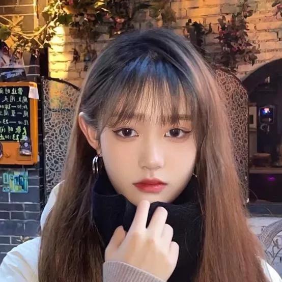 秋日暖阳下，优雅自拍的少女