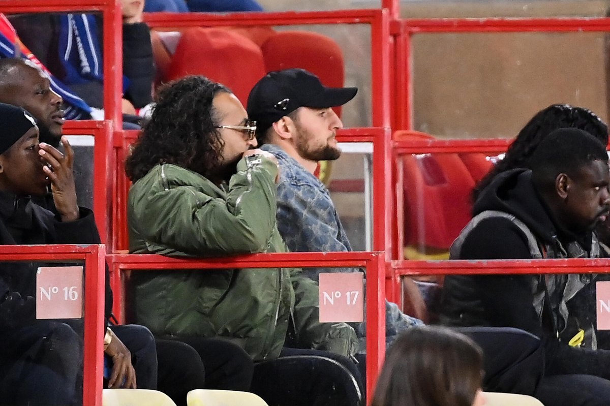 哟，这位帅哥现身观看摩纳哥2比3巴黎圣日耳曼 的欧冠比赛，好不容易休息休息，还去