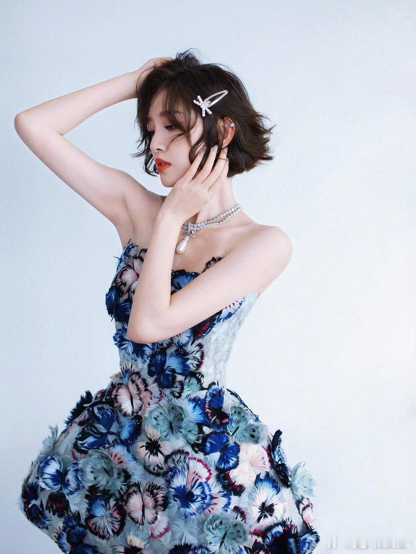 唐艺昕把蝴蝶穿在了身上 唐艺昕把蝴蝶穿出了仙气。不是那种硬贴上去的装饰，是真的和