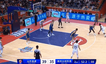 布莱克尼是有出色的进攻，但是，防守真辣眼睛啊！
同曦上半场战罢38-41落后山东