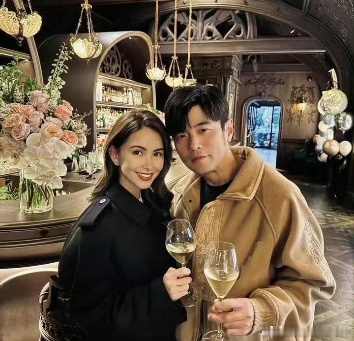 周杰伦昆凌只买得起一辆滑板车吗网友偶遇周杰伦和昆凌同乘一辆滑板车，调侃二人只买得