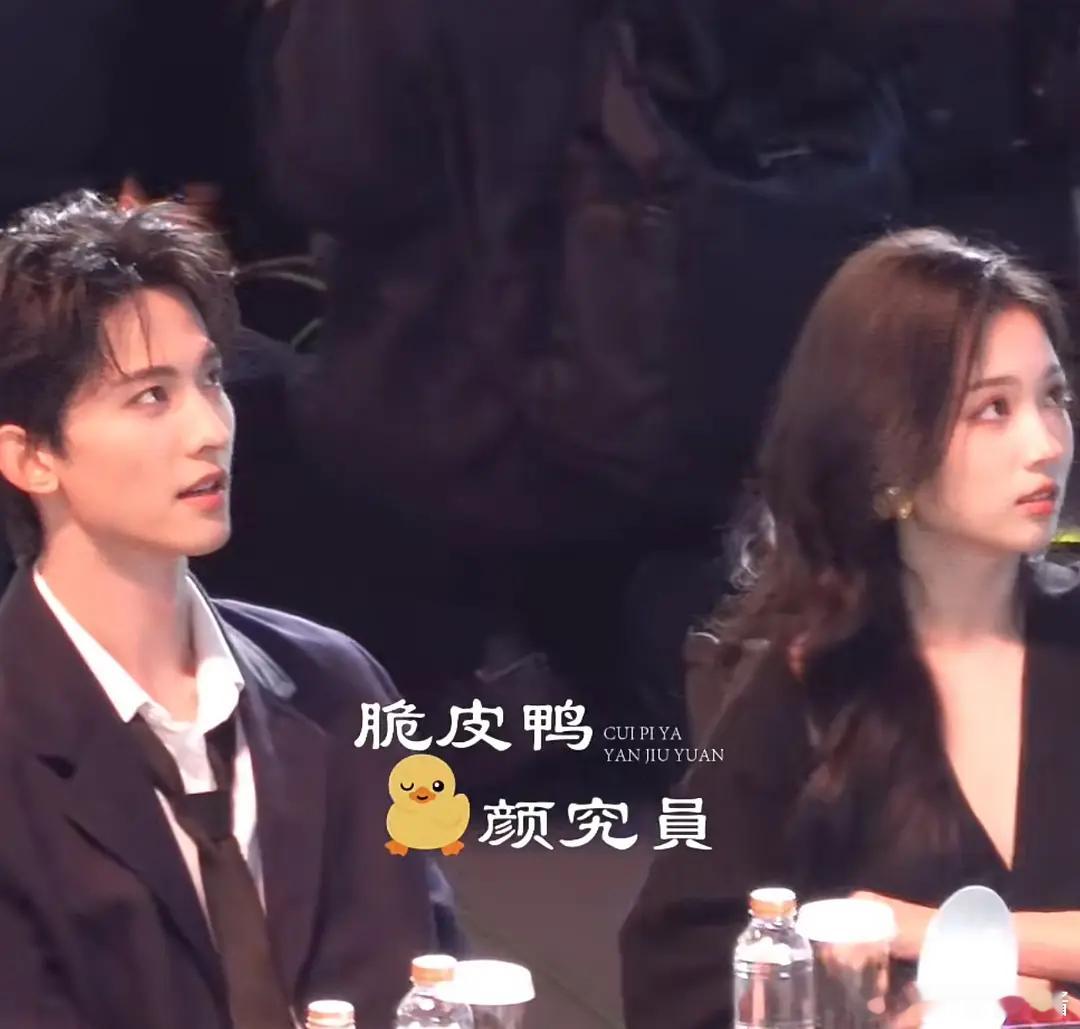 常华森和旁边女生还挺有CP感的，有无导演递本子… 