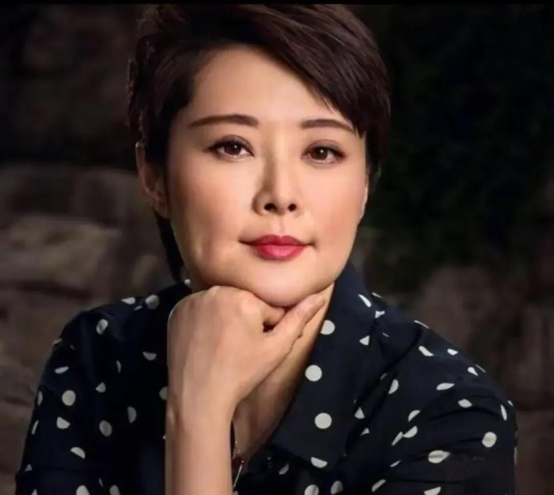 一次，制片人对袁立说:“你打扮一下，今晚去陪当地的村长顿吃饭。”袁立果断拒绝，制