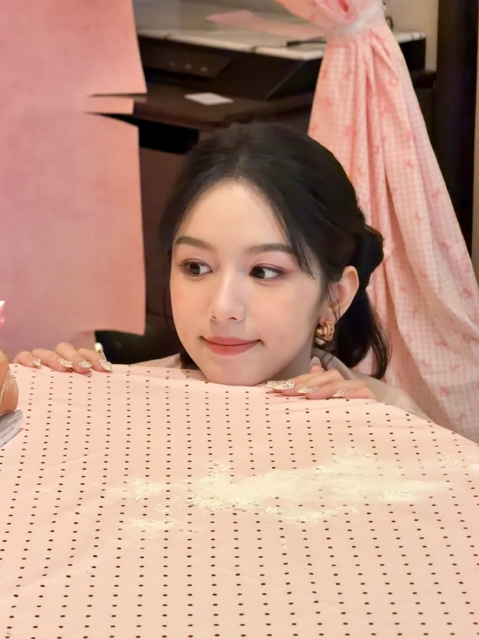 周也花式秀美甲周也好像油画里的在逃公主精巧美甲温柔不张扬，和粉嫩妆面融合得刚刚好