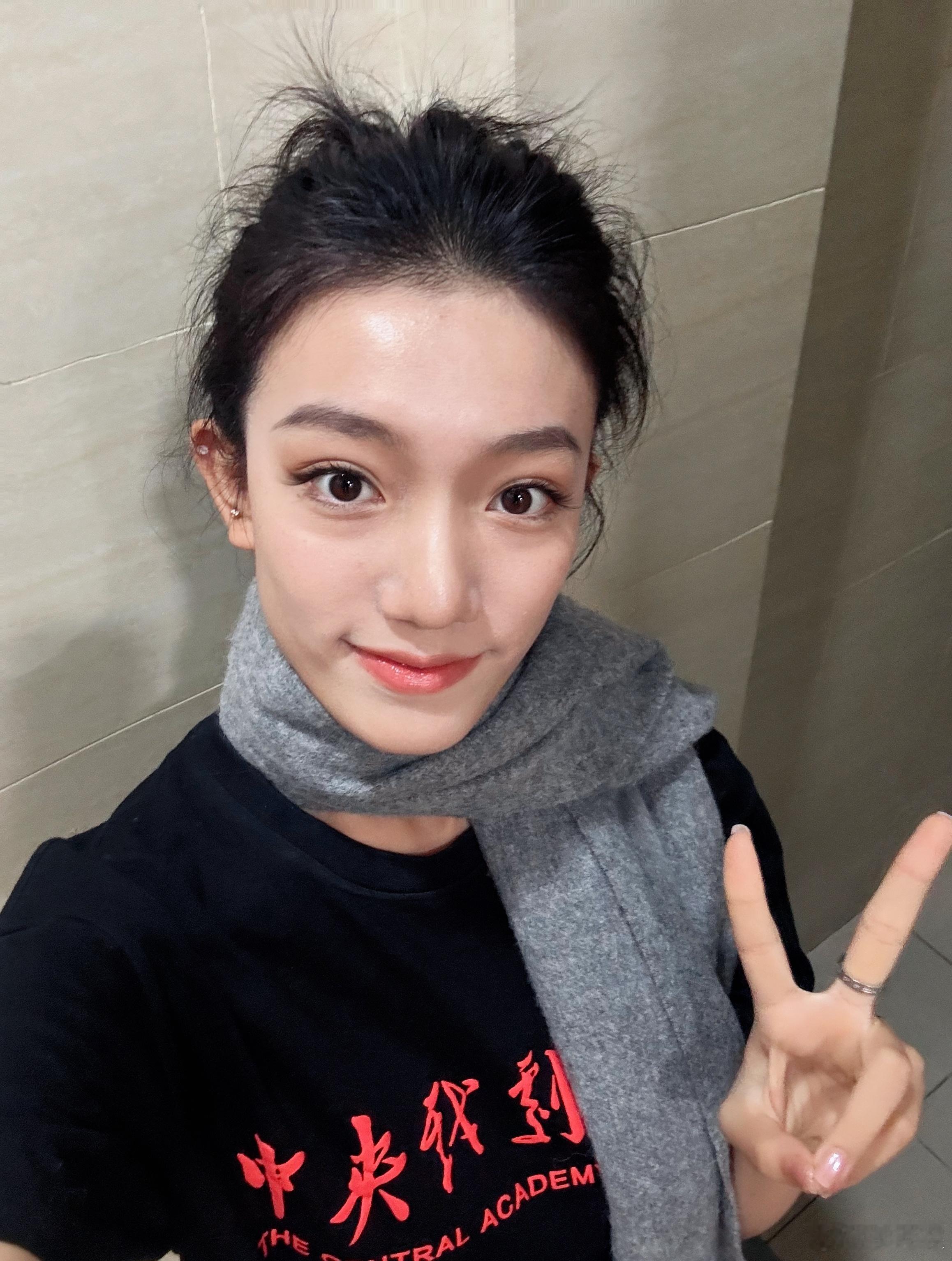 紧张的一周学习结束，偶遇师哥师姐们补拍毕业照[鼓掌]  ​​​