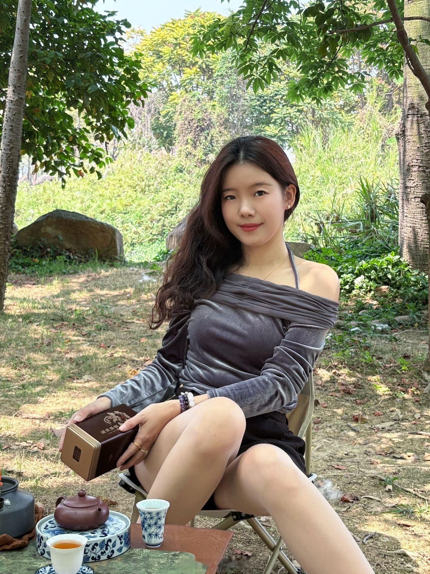 阳光、绿树、茶香，是这个季节最温柔的馈赠。ootd今天穿什么 