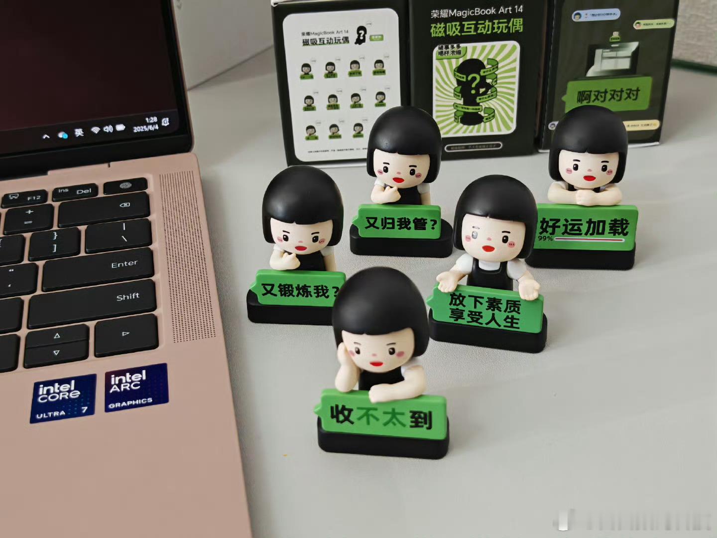 耀耀现在越来越会玩了，这情绪价值拉满了，新款小镁本耀耀搞了磁吸娃娃，每次吸上去都