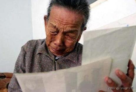 1945年，中国夫妇收养了4岁的日本弃婴，顶着辱骂，将其抚养长大。40年后弃婴回