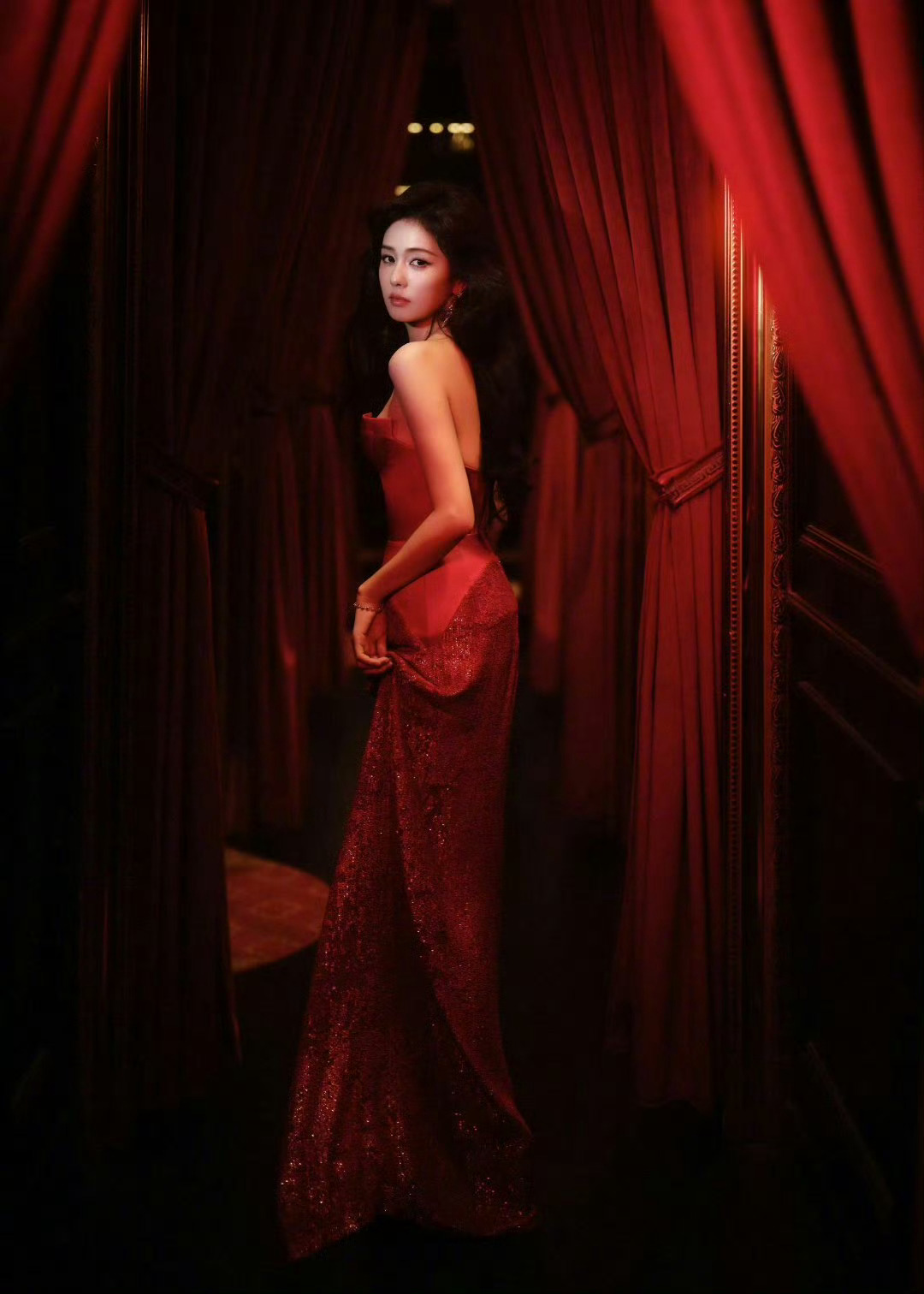 白鹿灼灼红裙白鹿红裙好美，今晚一起期待李佩仪