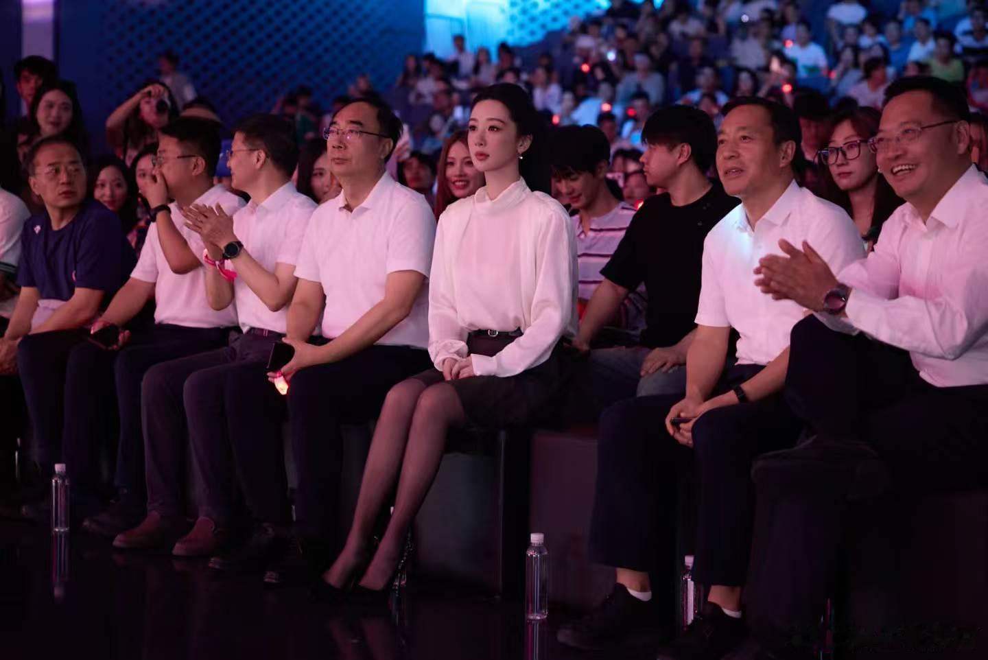 突然理解一生要出片的女人了杨紫携手奇瑞风云A9演绎时尚新风，人车合拍画面惊艳全网