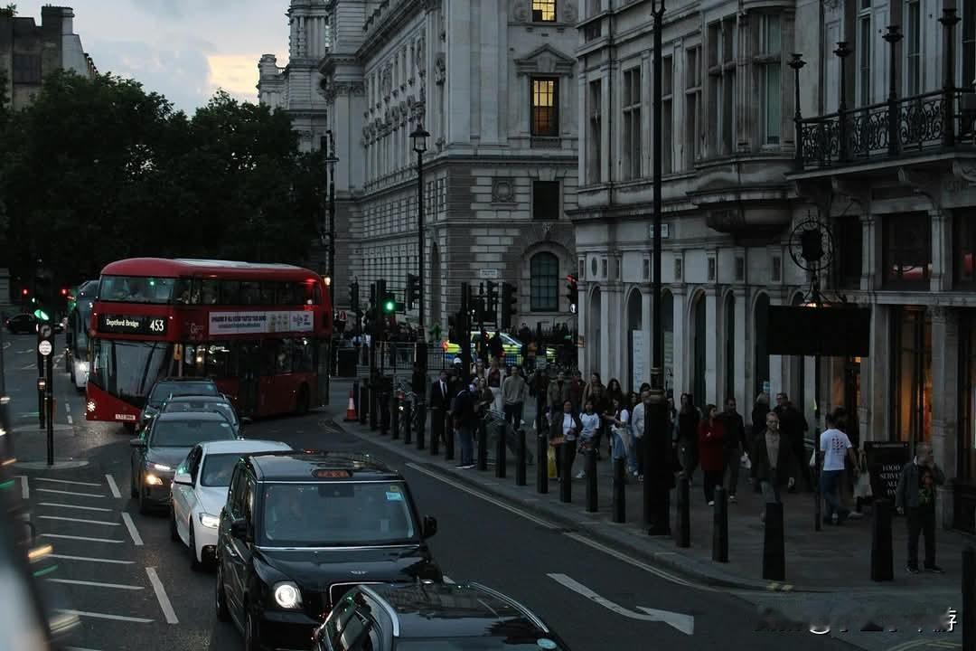 等政策定案，还是先交申请？BNO永居正考验首批申请者的抉择。
 
进入2026年