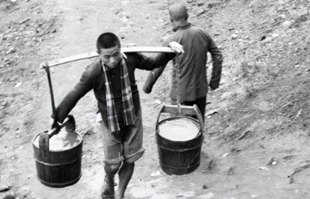 1949年5月，45军副军长率部回到武汉，去看戏时见到了1位挑水的伙夫。副军长仔