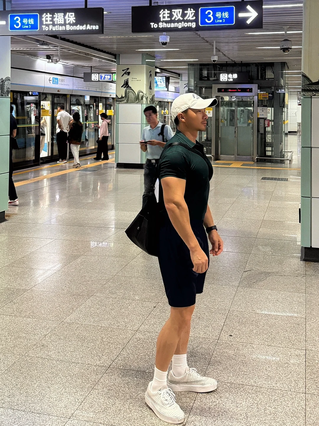 地铁偶遇大胸肌体育生：请问福田怎么走？