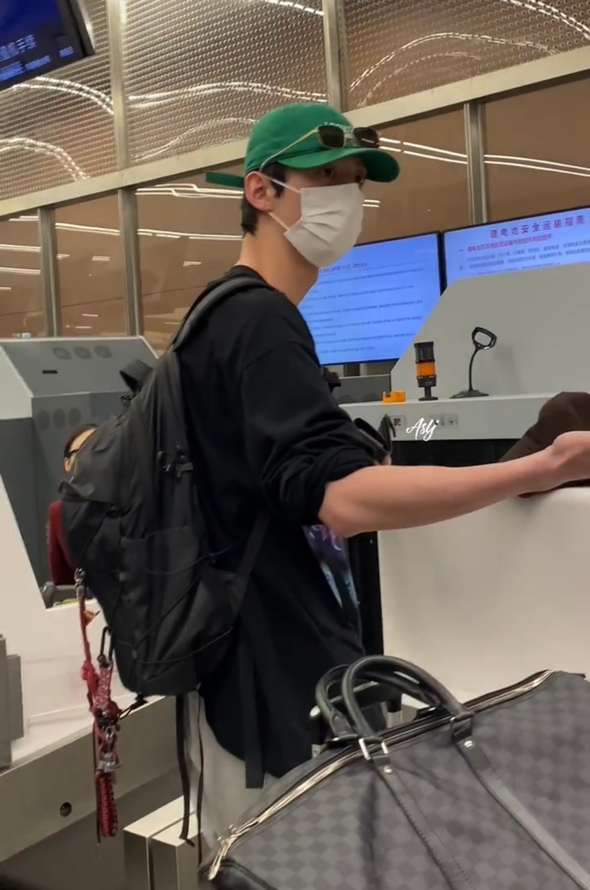 赖伟明 翻什么白眼啊赖伟明好刚，机场怒斥代拍：“这你就不要拍了吧，翻什么白眼啊好