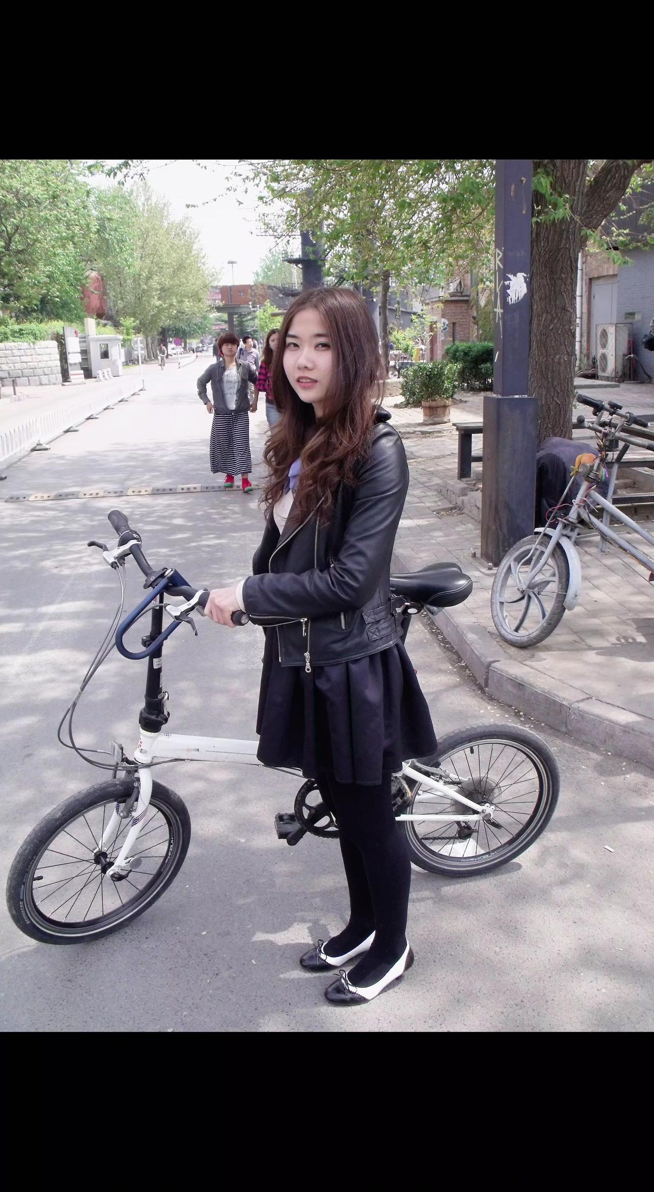 🚲春日午后，单车是时光的锚⚓。风把发梢吹成问号，等一场不期而遇的转角💫
