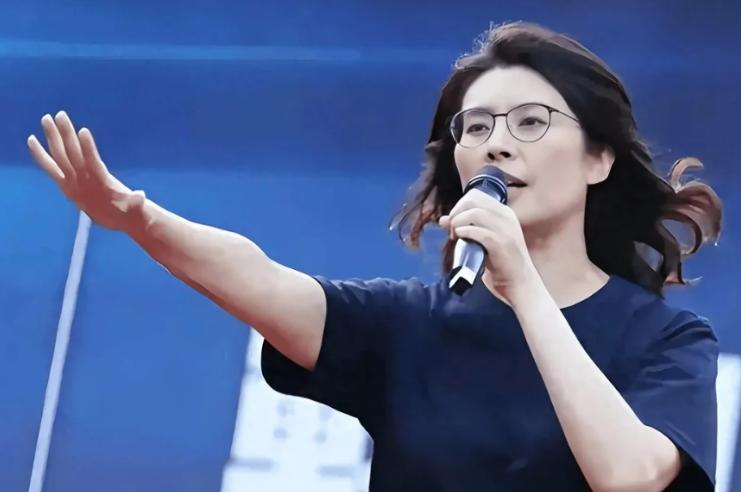 万万没想到，现在的国民党主席郑丽文，不仅是个"蓝二代"，骨子里还带着先辈那股子血