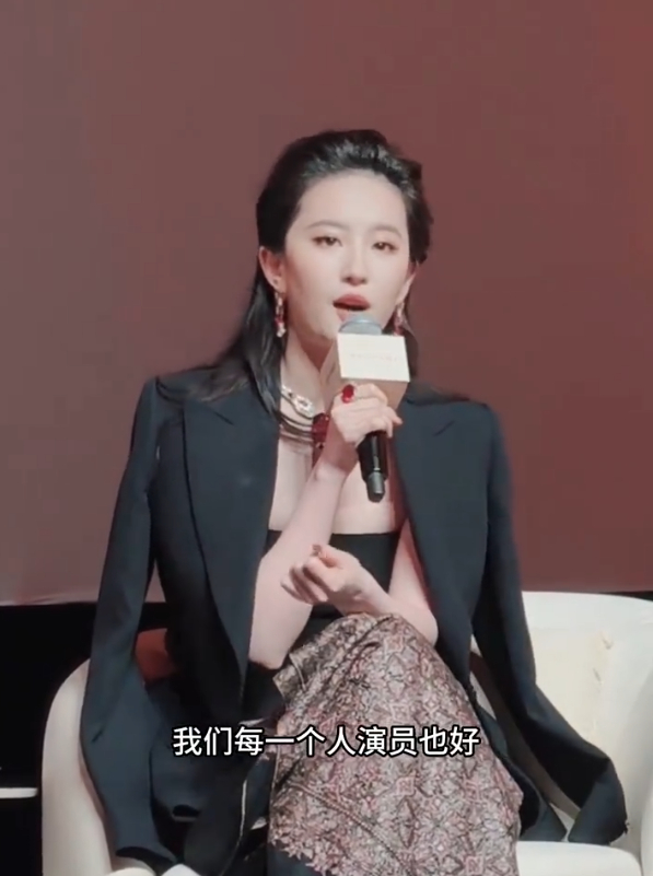 刘亦菲 富有且大方今天跟几个十几岁的粉丝追星。她们喜欢的明星包括刘亦菲，真的是火