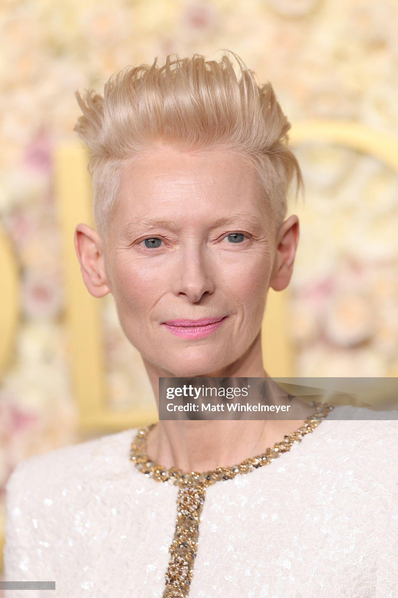 Tilda Swinton  ——  第 82 届金球奖 来自 CHANEL 的