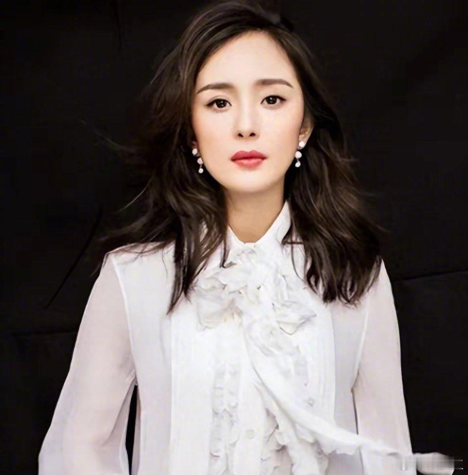 杨幂发烧咳嗽 杨幂身体不舒服发烧了，还坚持参加商务直播，品牌方说很感动看到了一个