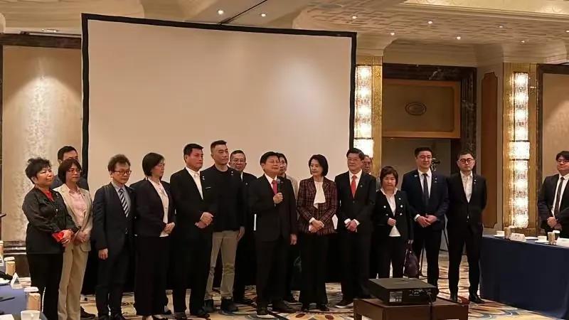 傅崐萁28日下午与在北京与台湾青年青台商举行座谈。傅崐萁说两岸同文同种，我们是堂