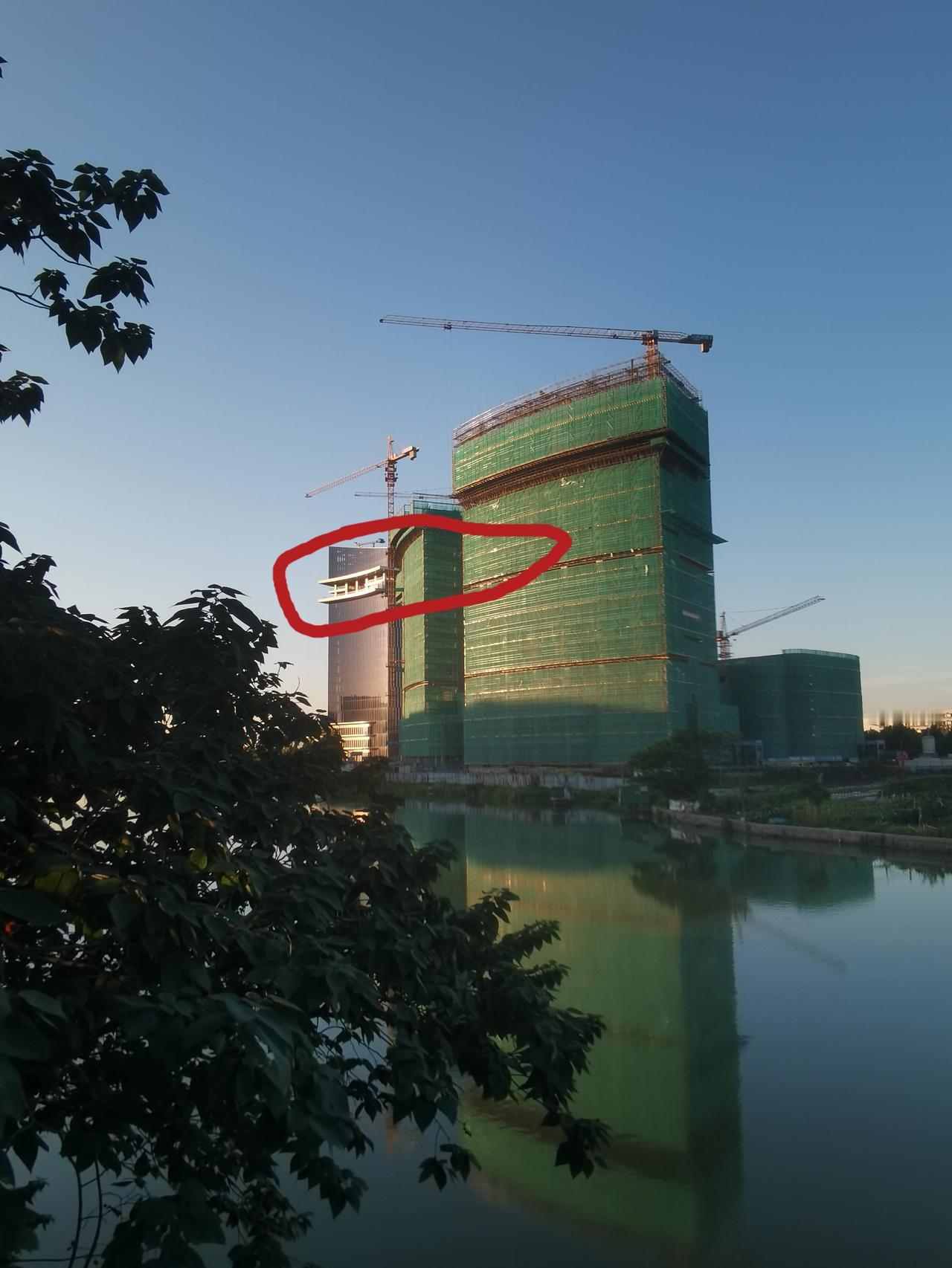绍兴保税区商务中心1-3号楼已到了可以建空中走廊的高度。