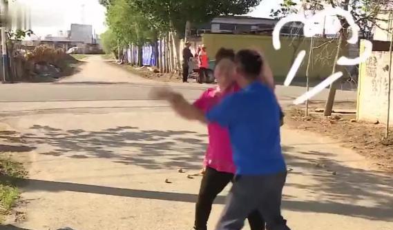 酒泉街头，一场“撕衣”闹剧引发的冲突，竟演变成悲剧！一位大爷和大妈因为一件小事吵