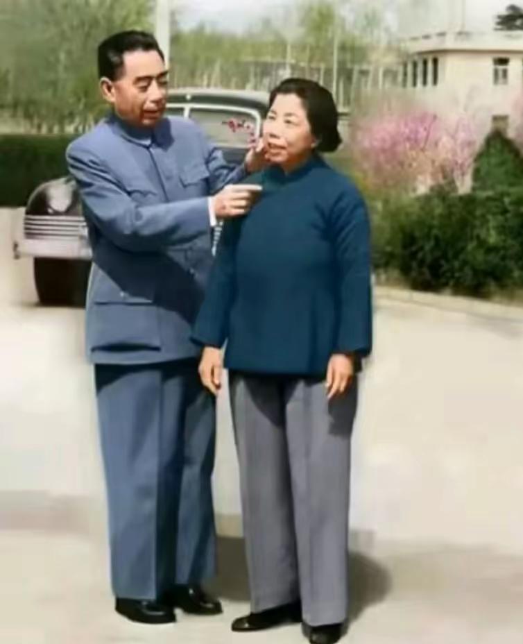 这张1956年的老照片，藏着爱情最戳人的样子！周总理给邓颖超别花的瞬间，温柔得让