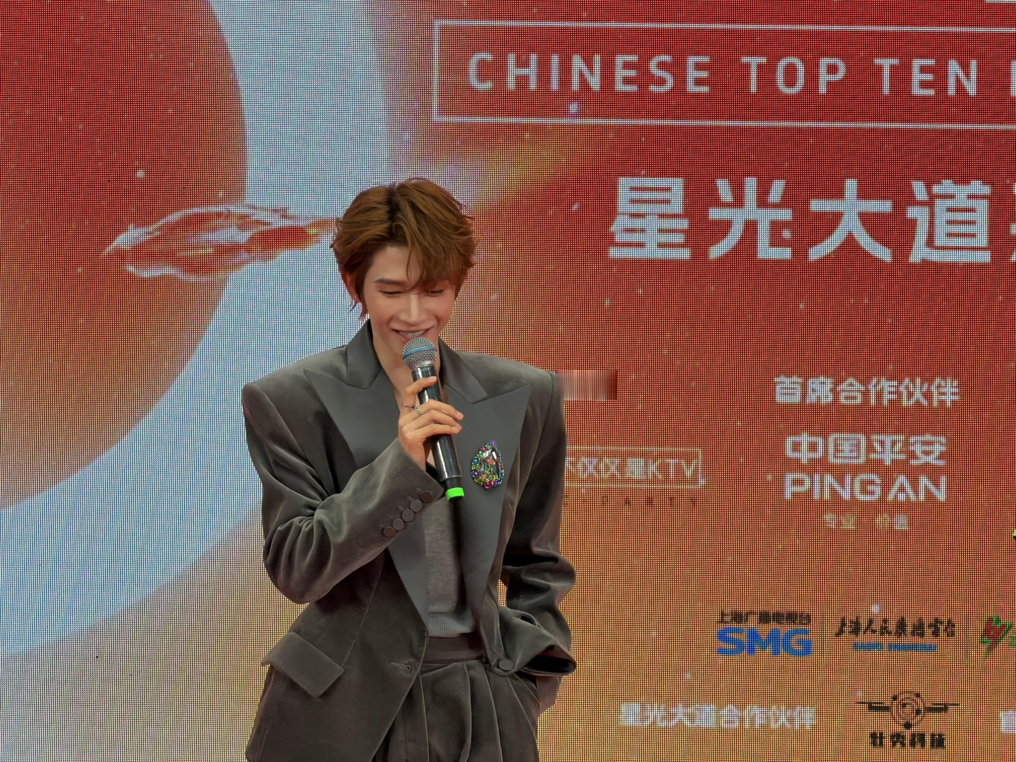 【刘宇帅得很稳定】刘宇东方风云榜红毯生图帅得很稳定！ 作为本届音乐盛典音乐大使，
