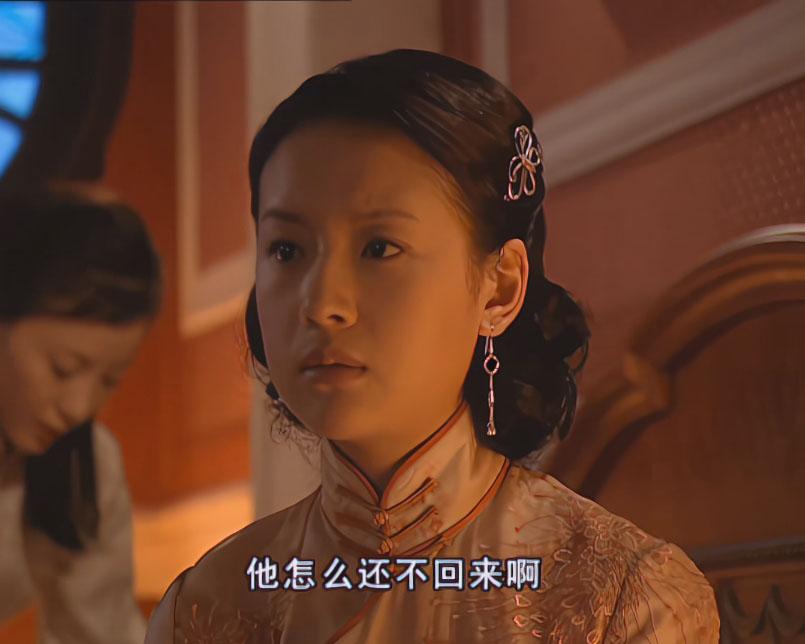 刚结婚，金燕西就开始夜不归宿，冷清秋独守空房。

如果一开始他俩就是因为利益结合