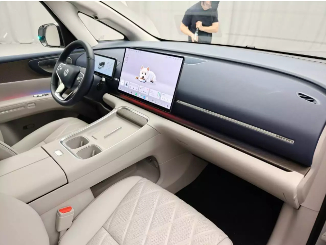 零跑凑热闹！全新旗舰MPV抢先看，车长超5.2米续航超700km零跑 D99提供