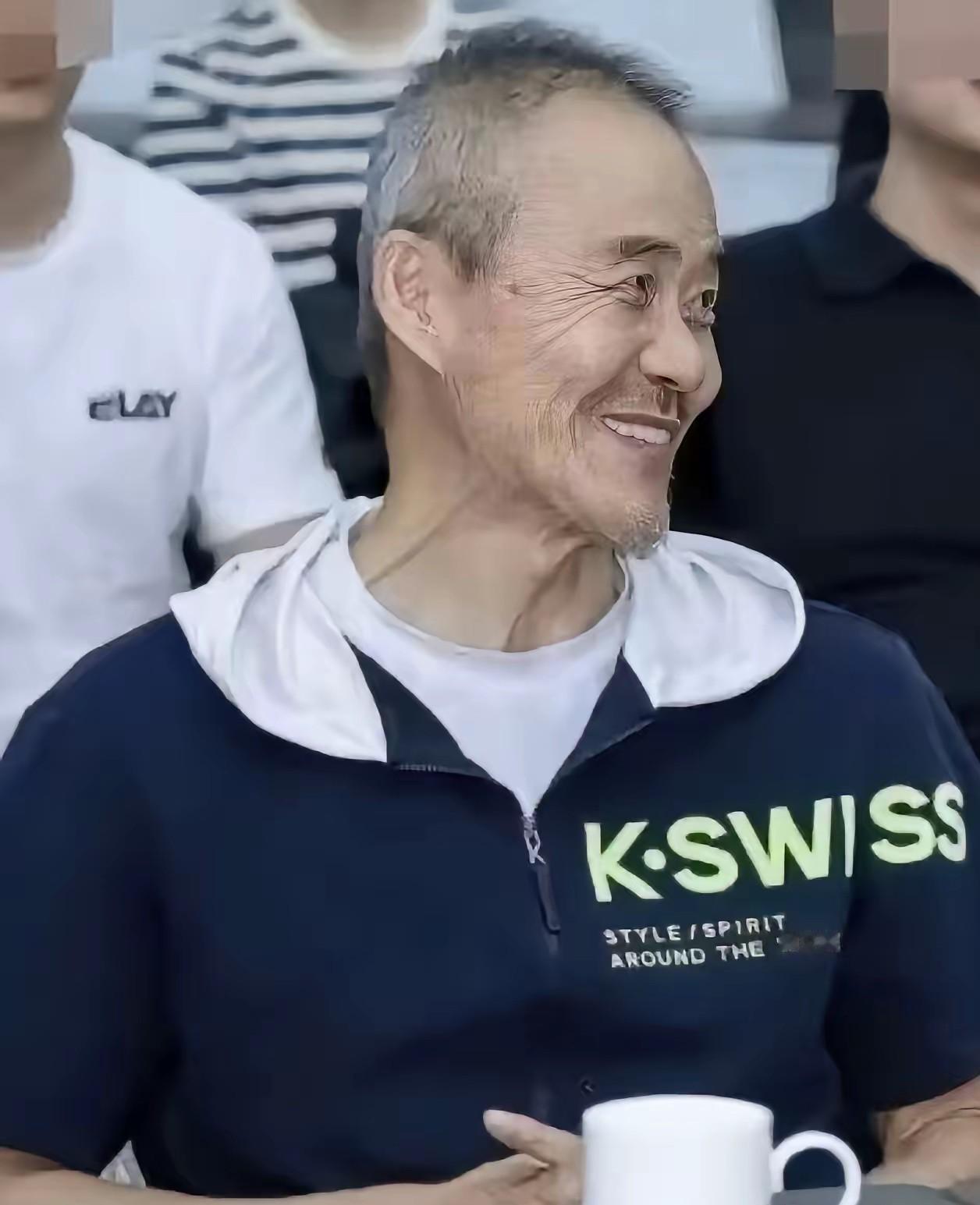 王老爷子真是人老心不老，不仅在健身上要和年轻人拼一下，在穿着打扮上也向年轻人靠拢