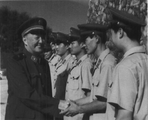 1988年，洪学智在北戴河看望警卫战士。