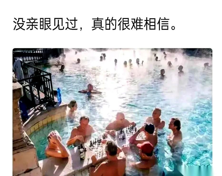 一对中国夫妻，兴冲冲跑去德国泡温泉，结果直接僵在了更衣室门口。
工作人员指着墙上