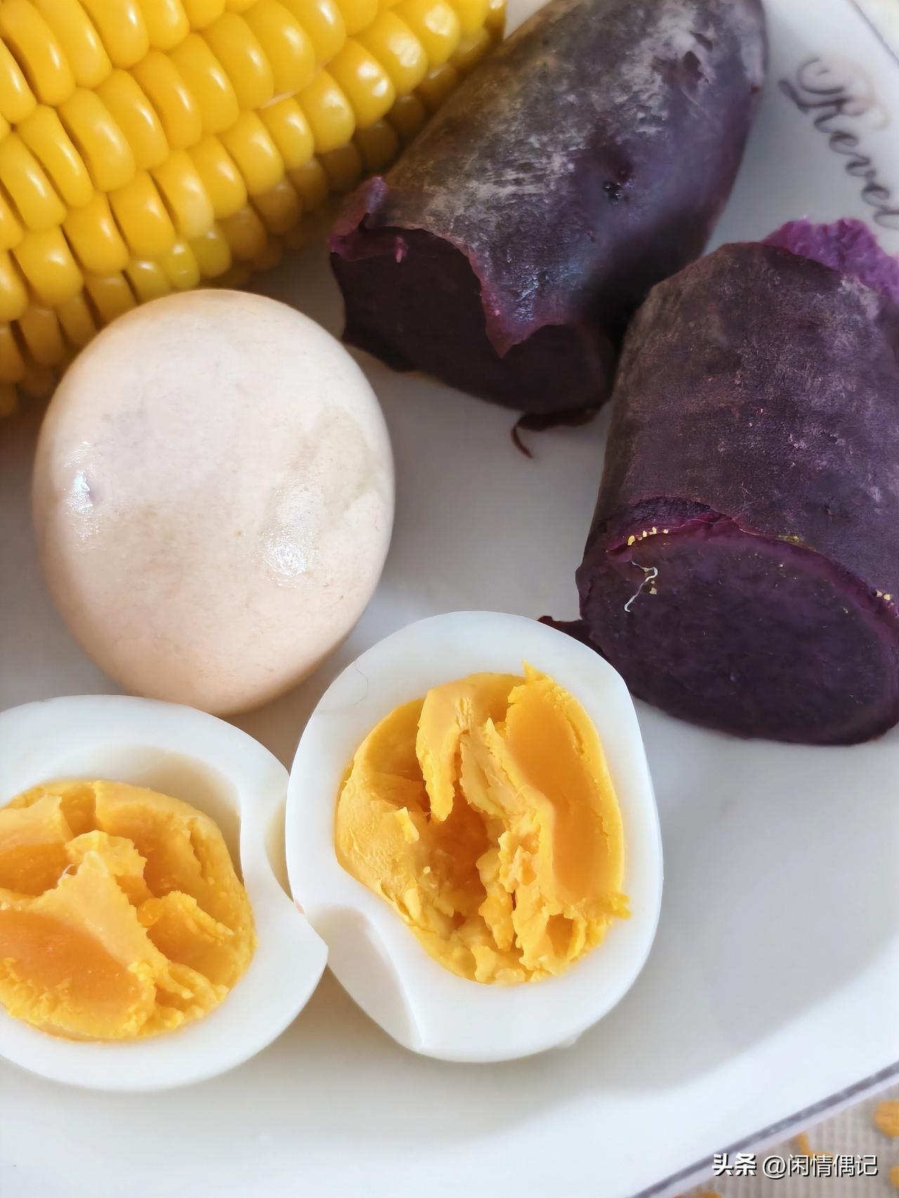 今日早餐
朋友送的土鸡蛋
蛋白Q弹
蛋黄香浓不噎人
果然还是土鸡蛋有“蛋味”