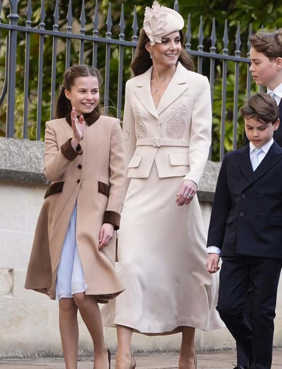 高清镜头下的路易小王子长大啦！4月5日他和家人出席一年一度的复活节礼拜，穿着西服